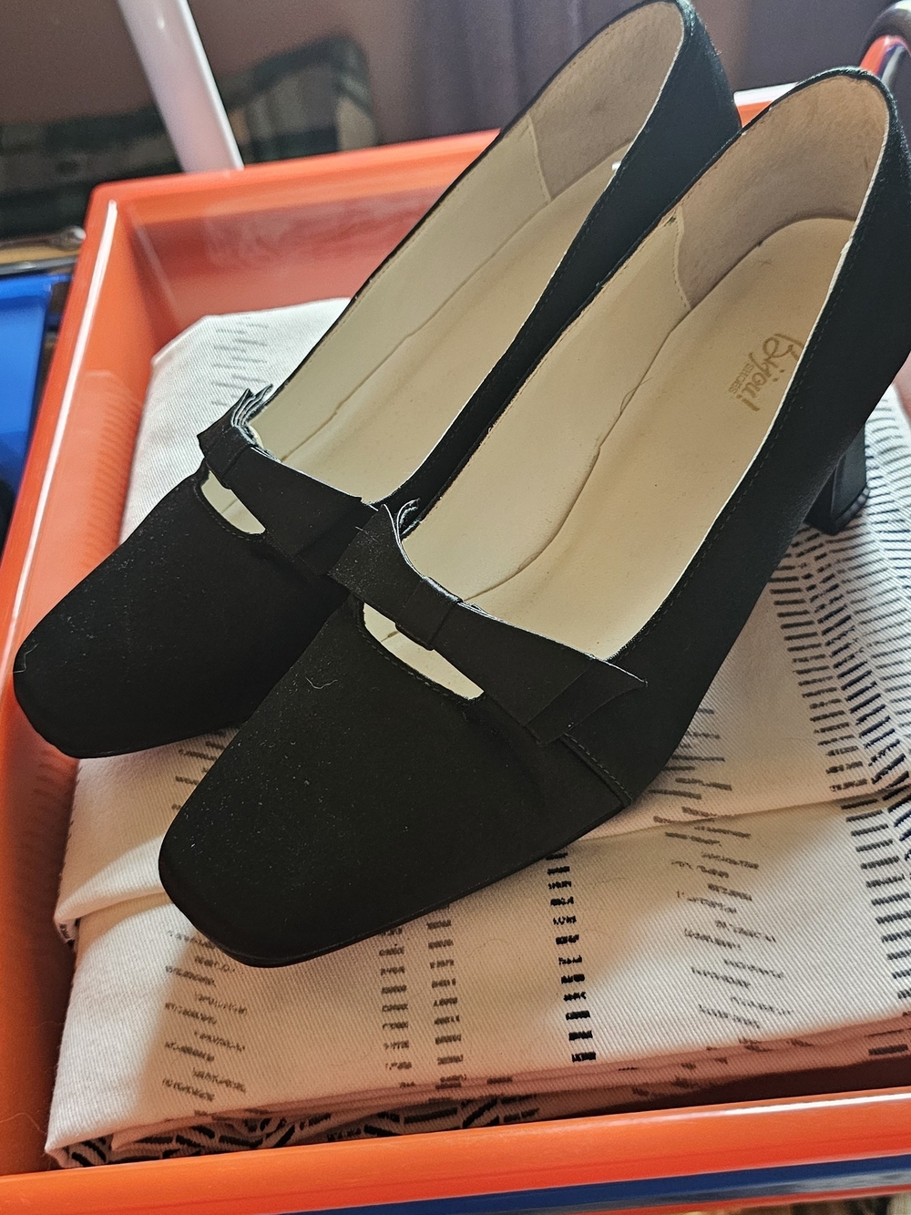 BIJOU! Classic Black Pump with Bow Accent - BEUTIFUL Metalic Dark Green